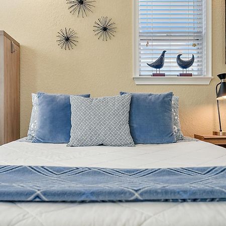 Retro Retreat In Dtsp - Explore The Downtown Area San Petersburgo Exterior foto